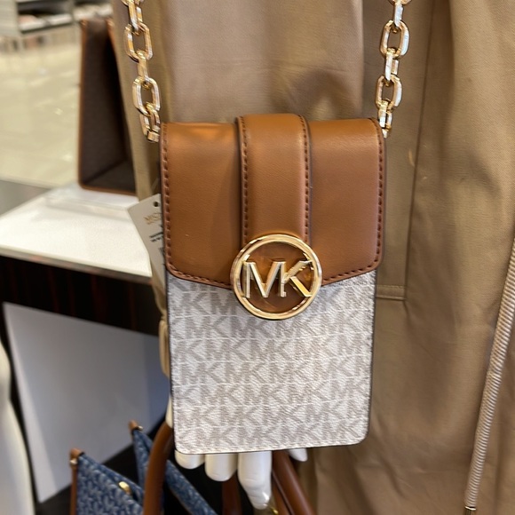 Michael Kors Carmen Small Logo Smartphone Crossbody Bag
Vanilla - Picture 14 of 16